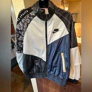 Nike Sportswear 352 Women’s Windbreaker Jacket Running Zipper Size Small